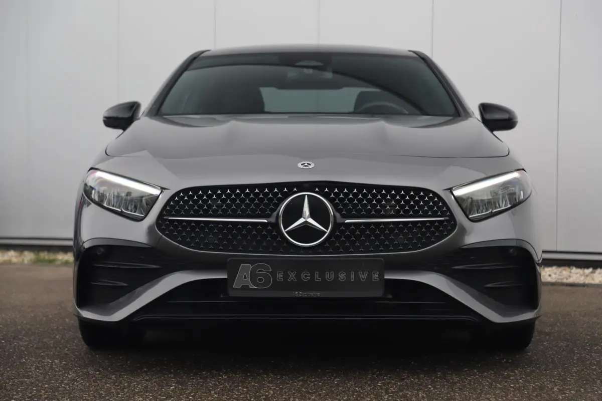 180 AMG Line Night Pakket Automaat Panoramadak 19 inch Keyless Sfeerverlichting Burmester Carplay Navigatie Camera Half Leder Stoelverwarming NAP! Dealer onderhouden!