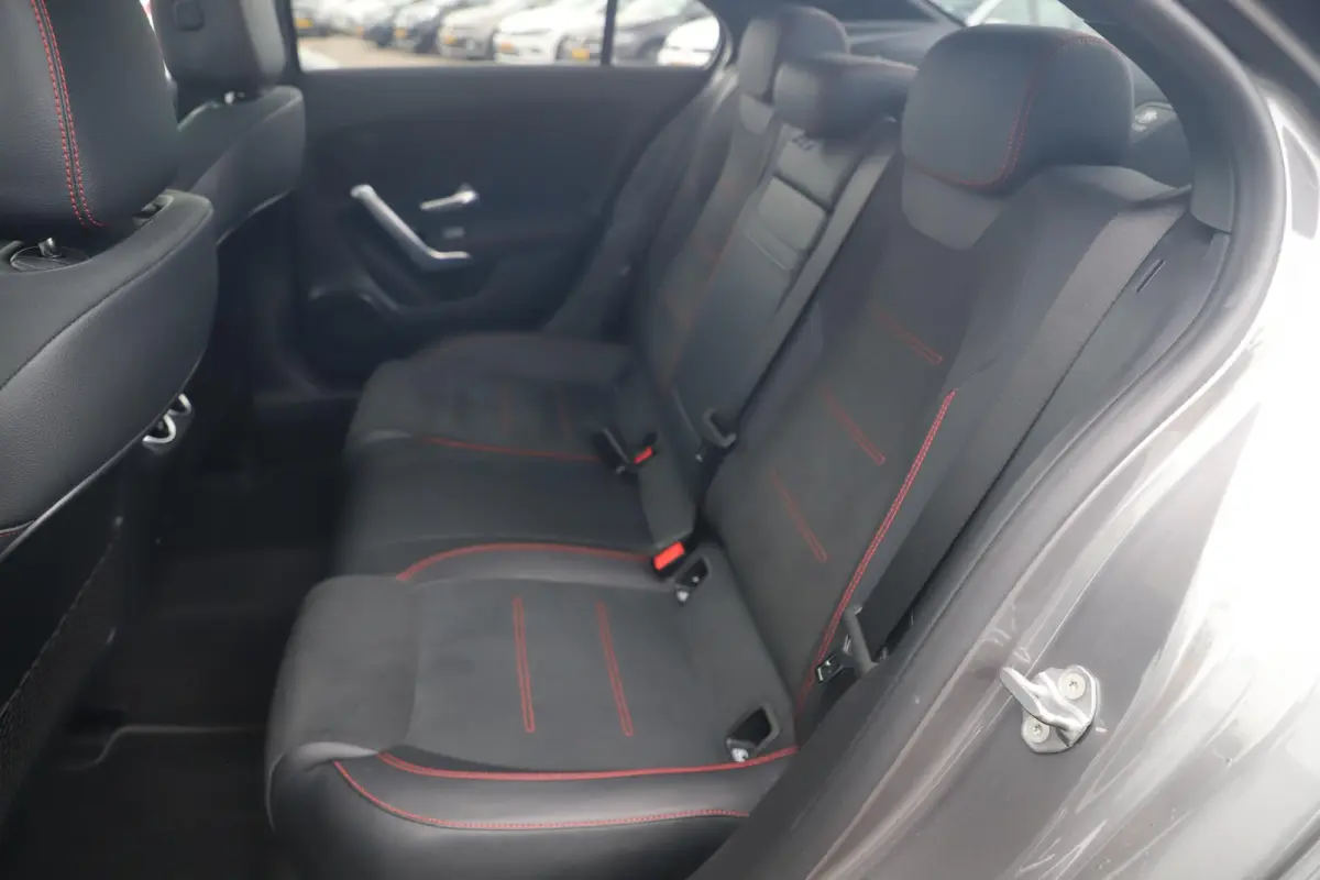 180 AMG Line Night Pakket Automaat Panoramadak 19 inch Keyless Sfeerverlichting Burmester Carplay Navigatie Camera Half Leder Stoelverwarming NAP! Dealer onderhouden!