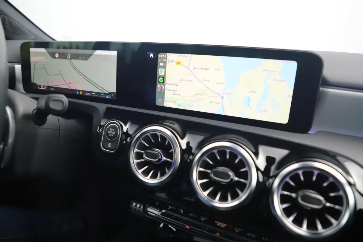 180 AMG Line Night Pakket Automaat Panoramadak 19 inch Keyless Sfeerverlichting Burmester Carplay Navigatie Camera Half Leder Stoelverwarming NAP! Dealer onderhouden!