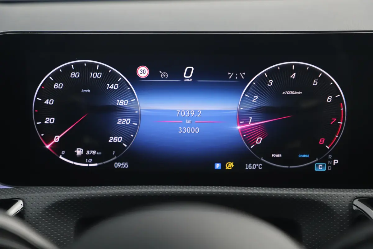 180 AMG Line Night Pakket Automaat Panoramadak 19 inch Keyless Sfeerverlichting Burmester Carplay Navigatie Camera Half Leder Stoelverwarming NAP! Dealer onderhouden!