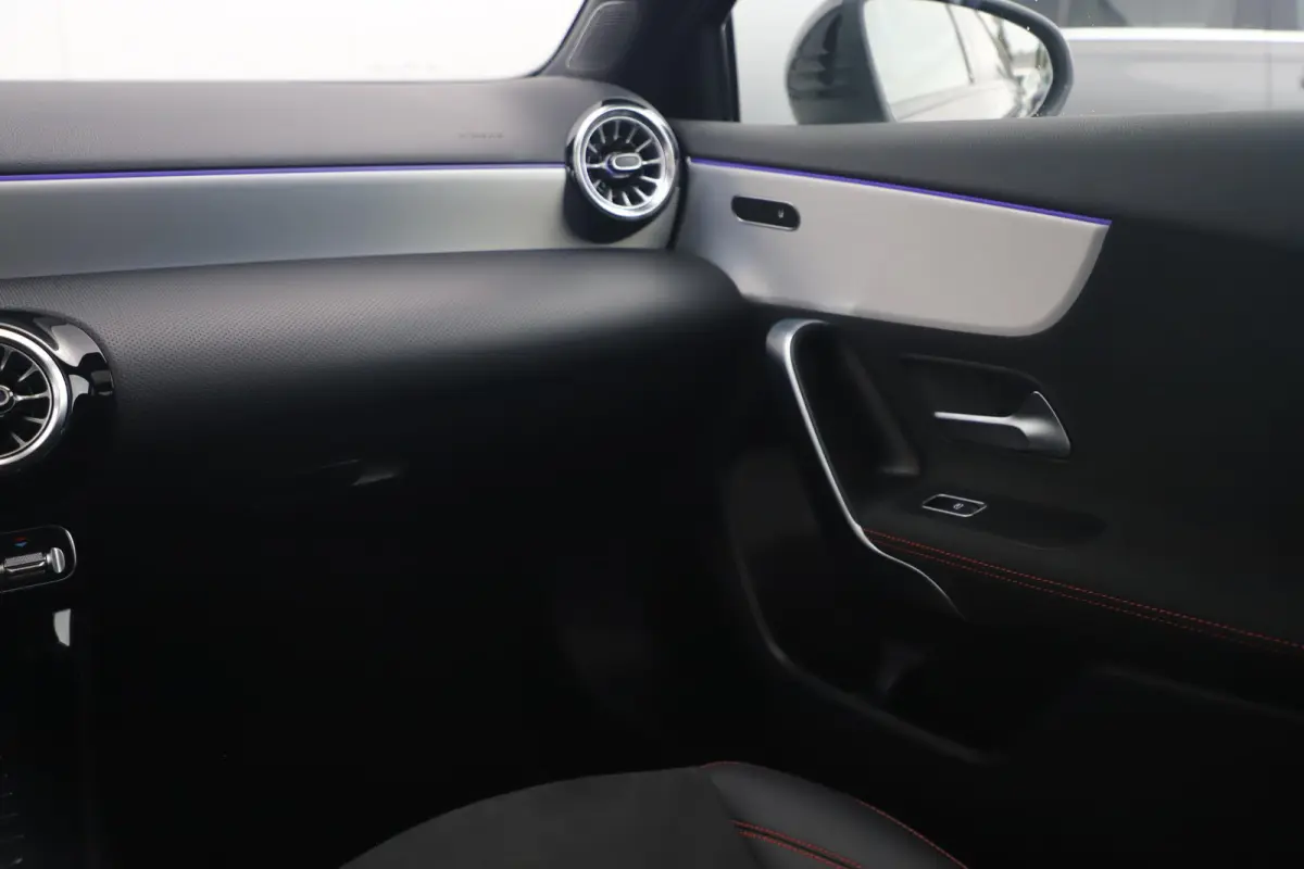 180 AMG Line Night Pakket Automaat Panoramadak 19 inch Keyless Sfeerverlichting Burmester Carplay Navigatie Camera Half Leder Stoelverwarming NAP! Dealer onderhouden!