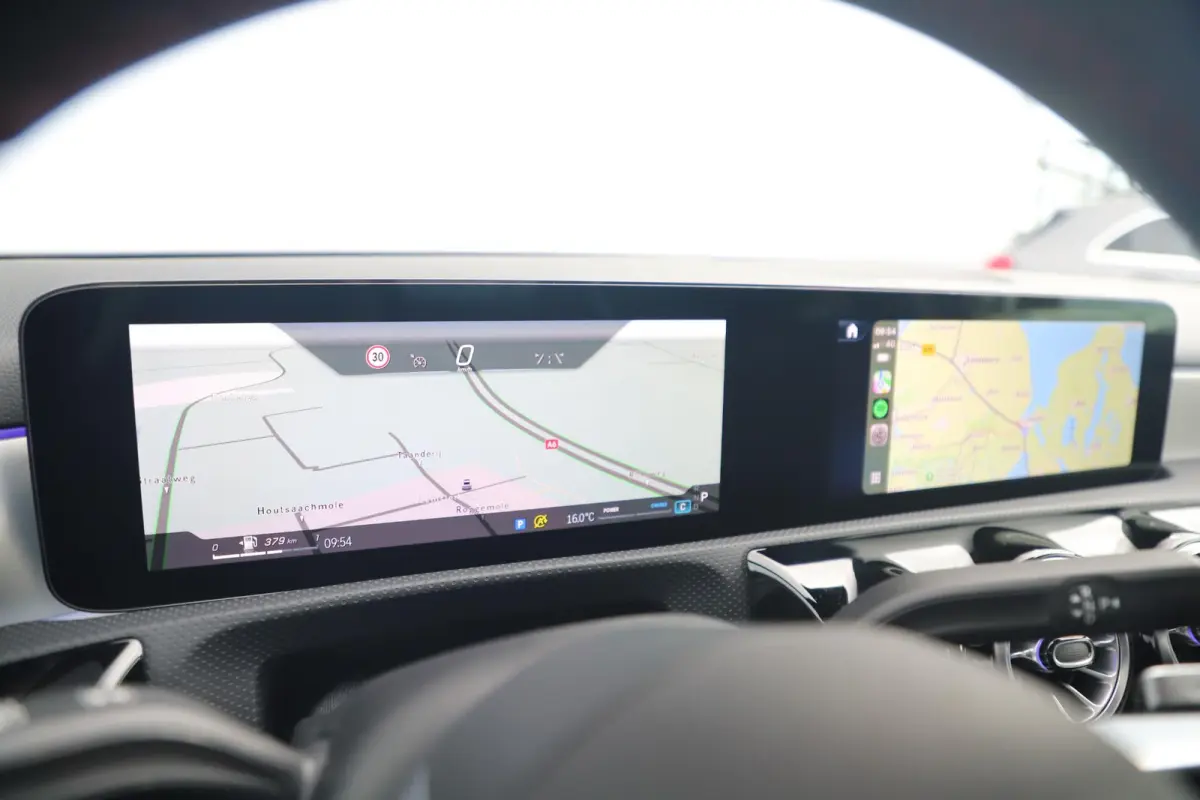 180 AMG Line Night Pakket Automaat Panoramadak 19 inch Keyless Sfeerverlichting Burmester Carplay Navigatie Camera Half Leder Stoelverwarming NAP! Dealer onderhouden!