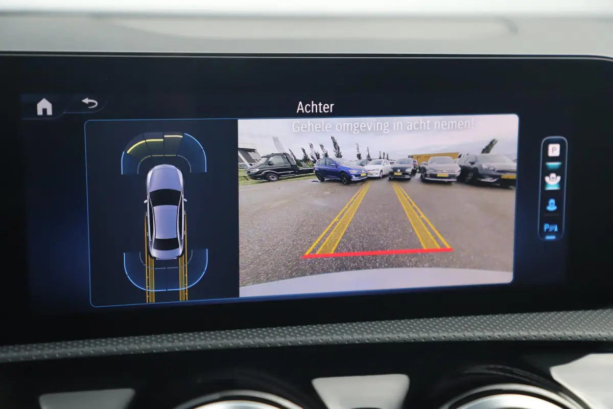 180 AMG Line Night Pakket Automaat Panoramadak 19 inch Keyless Sfeerverlichting Burmester Carplay Navigatie Camera Half Leder Stoelverwarming NAP! Dealer onderhouden!