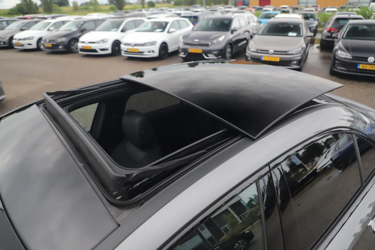180 AMG Line Night Pakket Automaat Panoramadak 19 inch Keyless Sfeerverlichting Burmester Carplay Navigatie Camera Half Leder Stoelverwarming NAP! Dealer onderhouden!