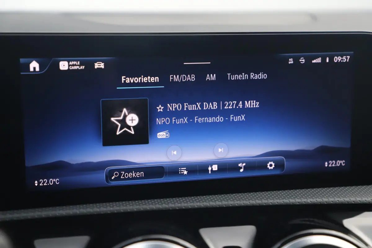180 AMG Line Night Pakket Automaat Panoramadak 19 inch Keyless Sfeerverlichting Burmester Carplay Navigatie Camera Half Leder Stoelverwarming NAP! Dealer onderhouden!