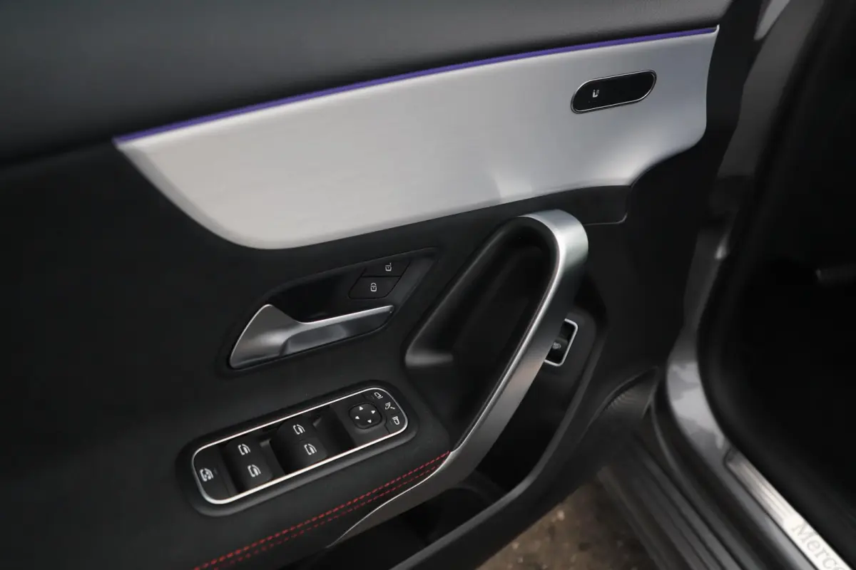 180 AMG Line Night Pakket Automaat Panoramadak 19 inch Keyless Sfeerverlichting Burmester Carplay Navigatie Camera Half Leder Stoelverwarming NAP! Dealer onderhouden!