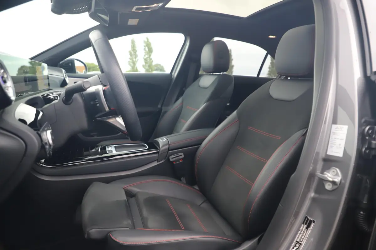 180 AMG Line Night Pakket Automaat Panoramadak 19 inch Keyless Sfeerverlichting Burmester Carplay Navigatie Camera Half Leder Stoelverwarming NAP! Dealer onderhouden!