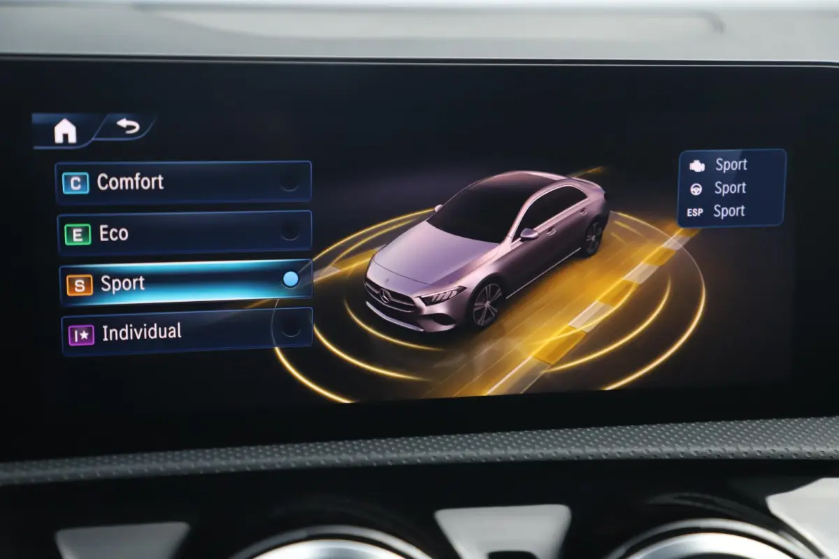 180 AMG Line Night Pakket Automaat Panoramadak 19 inch Keyless Sfeerverlichting Burmester Carplay Navigatie Camera Half Leder Stoelverwarming NAP! Dealer onderhouden!