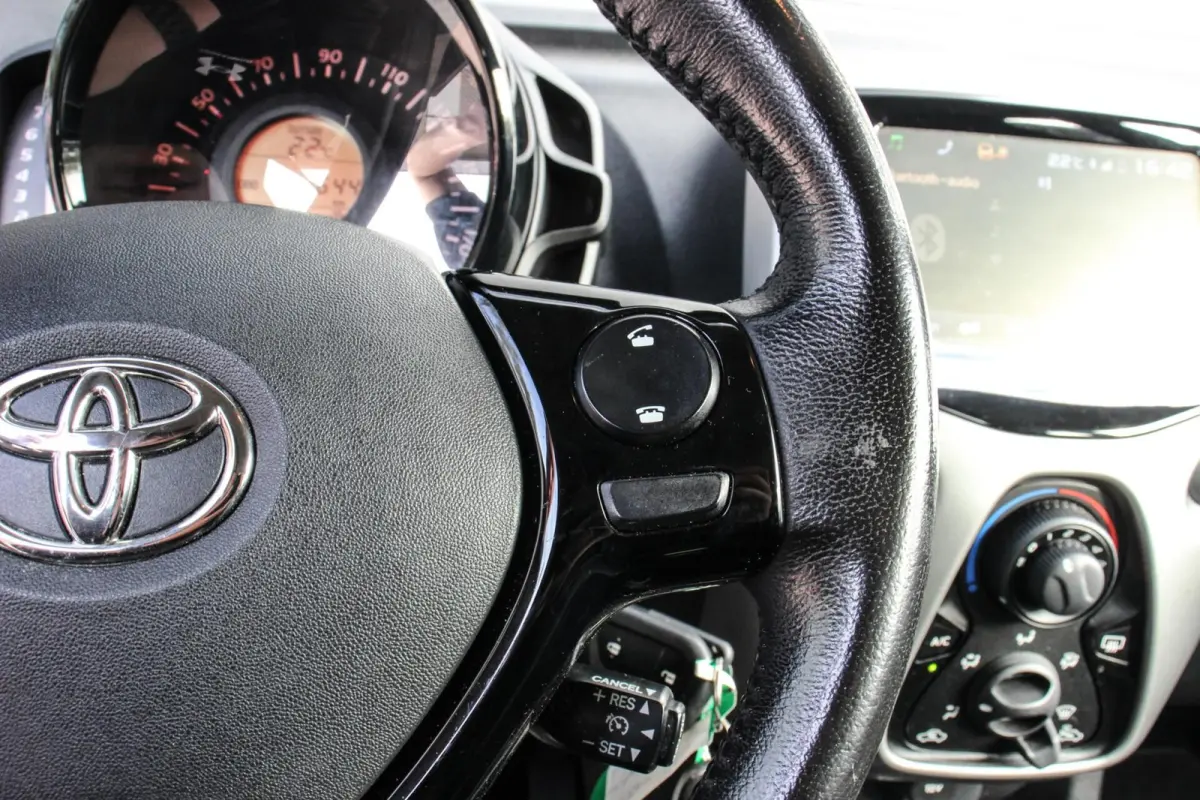 1.0 VVT-i x-play Airco/Bluetooth/Camera/NAP