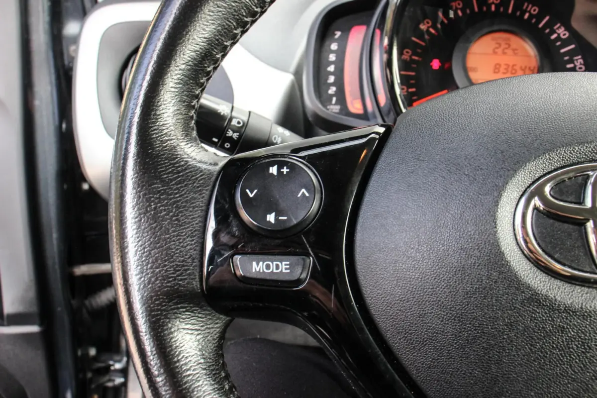 1.0 VVT-i x-play Airco/Bluetooth/Camera/NAP