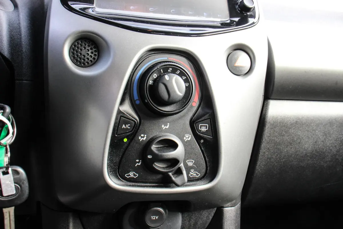 1.0 VVT-i x-play Airco/Bluetooth/Camera/NAP