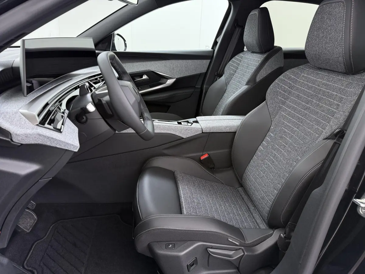 SUV Allure Avantage 73 kWh 210pk | DEMO | Navigatie | 360 graden camera | Adaptive cruise control | Stoelverwarming | Warmtepomp | 19" lichtmetalen velgen