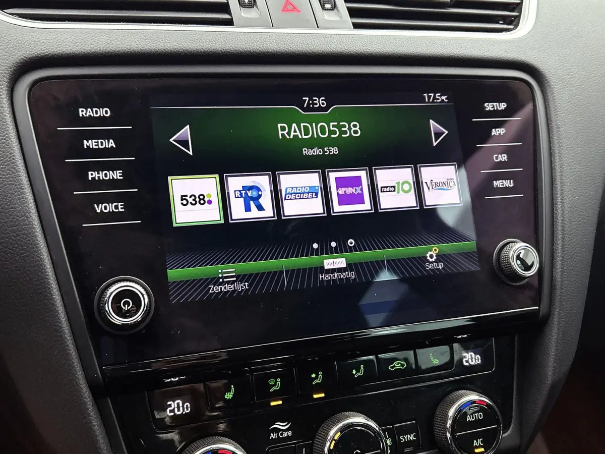 1.5 TSI Greentech Business Edition Plus | AUTOMAAT | ACHTERUITRIJCAMERA | STOELVERWARMING | APPLE CARPLAY - ANDROID AUTO | CLIMATE CONTROL | CRUISE CONTROL | ELEKTRISCHE KOFFERKLEP |