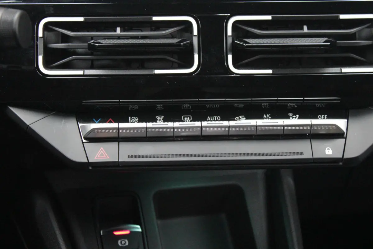 COMFORT RANGE ICONIC CINQ 52 kWh *NIEUWE AUTO!* | PACK WINTER: (ELEKTRISCH VERWARMBARE VOORSTOELEN/ELEKTRISCH VERWARMBAAR STUURWIEL, BESTUURDERSSTOEL MET ELEKTRISCH VERSTELBARE LENDESTEUN, I