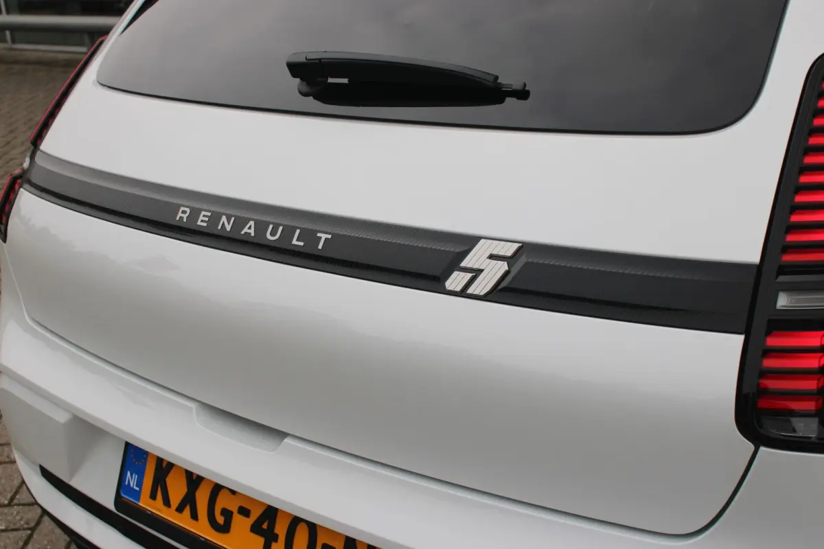 COMFORT RANGE ICONIC CINQ 52 kWh *NIEUWE AUTO!* | PACK WINTER: (ELEKTRISCH VERWARMBARE VOORSTOELEN/ELEKTRISCH VERWARMBAAR STUURWIEL, BESTUURDERSSTOEL MET ELEKTRISCH VERSTELBARE LENDESTEUN, I