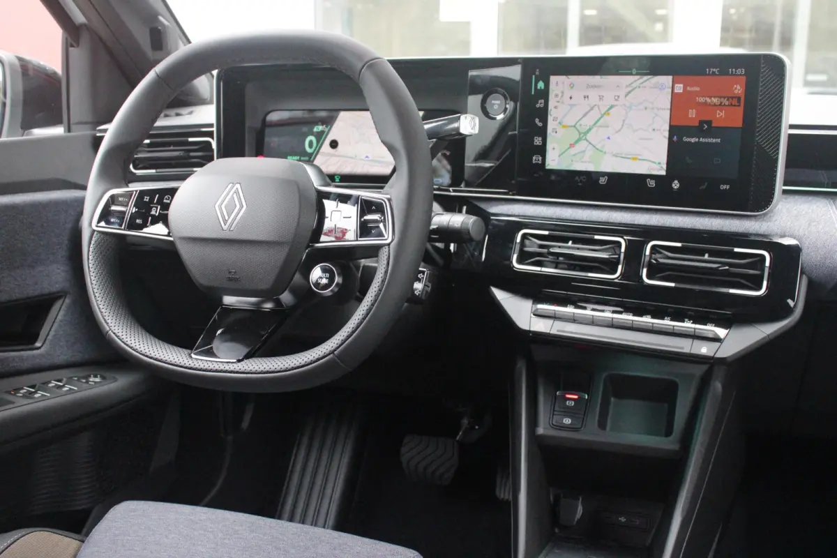 COMFORT RANGE ICONIC CINQ 52 kWh *NIEUWE AUTO!* | PACK WINTER: (ELEKTRISCH VERWARMBARE VOORSTOELEN/ELEKTRISCH VERWARMBAAR STUURWIEL, BESTUURDERSSTOEL MET ELEKTRISCH VERSTELBARE LENDESTEUN, I