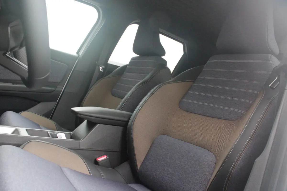 COMFORT RANGE ICONIC CINQ 52 kWh *NIEUWE AUTO!* | PACK WINTER: (ELEKTRISCH VERWARMBARE VOORSTOELEN/ELEKTRISCH VERWARMBAAR STUURWIEL, BESTUURDERSSTOEL MET ELEKTRISCH VERSTELBARE LENDESTEUN, I