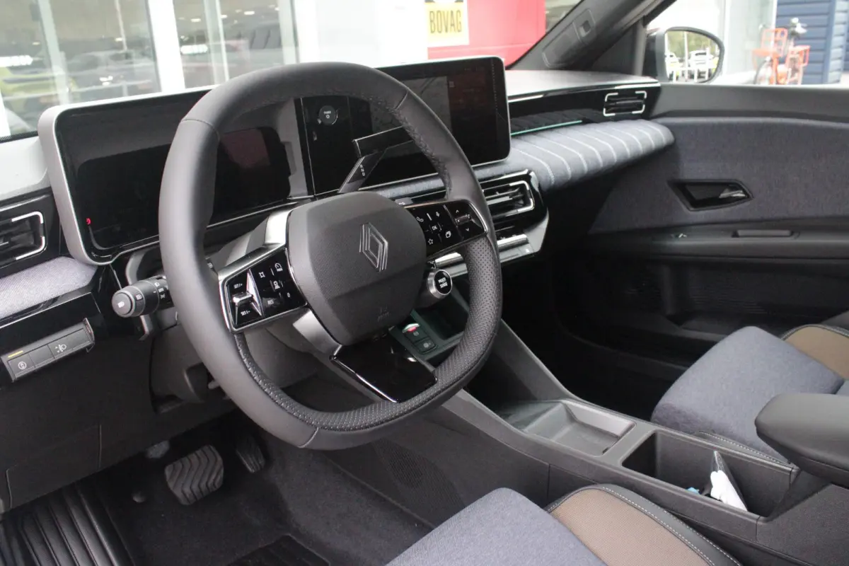 COMFORT RANGE ICONIC CINQ 52 kWh *NIEUWE AUTO!* | PACK WINTER: (ELEKTRISCH VERWARMBARE VOORSTOELEN/ELEKTRISCH VERWARMBAAR STUURWIEL, BESTUURDERSSTOEL MET ELEKTRISCH VERSTELBARE LENDESTEUN, I