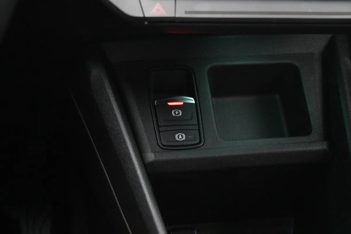 COMFORT RANGE ICONIC CINQ 52 kWh *NIEUWE AUTO!* | PACK WINTER: (ELEKTRISCH VERWARMBARE VOORSTOELEN/ELEKTRISCH VERWARMBAAR STUURWIEL, BESTUURDERSSTOEL MET ELEKTRISCH VERSTELBARE LENDESTEUN, I