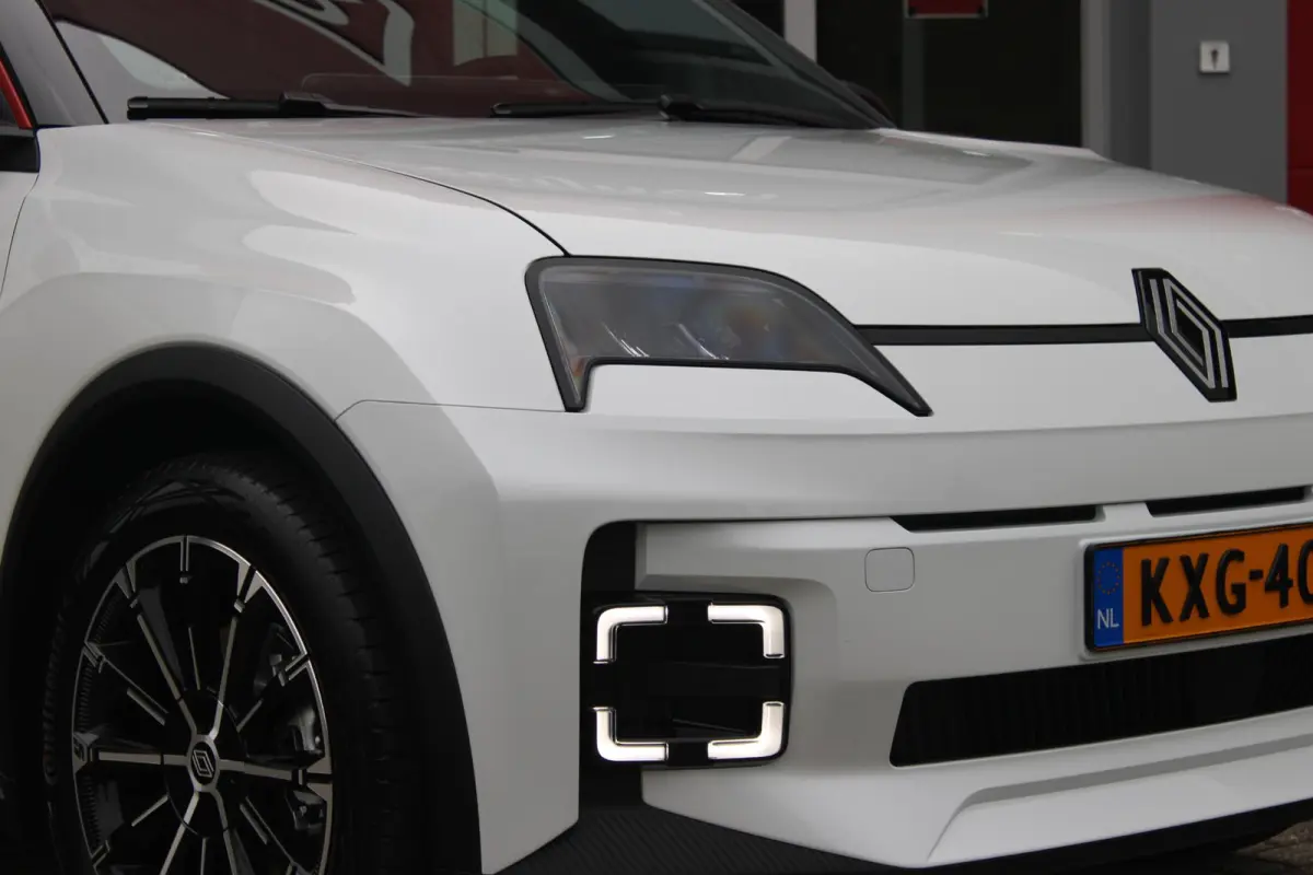 COMFORT RANGE ICONIC CINQ 52 kWh *NIEUWE AUTO!* | PACK WINTER: (ELEKTRISCH VERWARMBARE VOORSTOELEN/ELEKTRISCH VERWARMBAAR STUURWIEL, BESTUURDERSSTOEL MET ELEKTRISCH VERSTELBARE LENDESTEUN, I