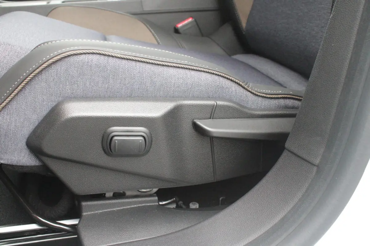 COMFORT RANGE ICONIC CINQ 52 kWh *NIEUWE AUTO!* | PACK WINTER: (ELEKTRISCH VERWARMBARE VOORSTOELEN/ELEKTRISCH VERWARMBAAR STUURWIEL, BESTUURDERSSTOEL MET ELEKTRISCH VERSTELBARE LENDESTEUN, I