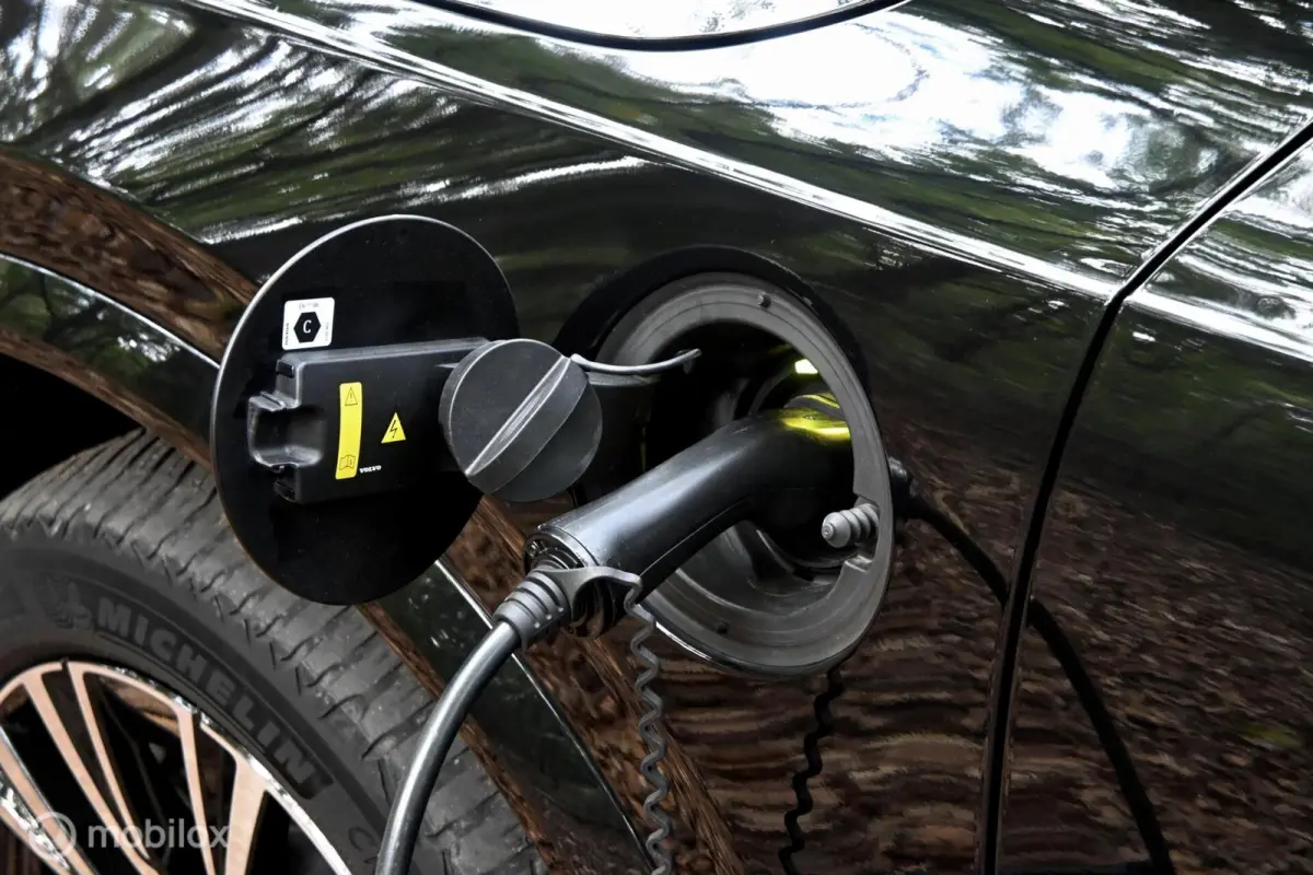 2.0 T8 Recharge AWD Ultimate Bright| Long Range!|