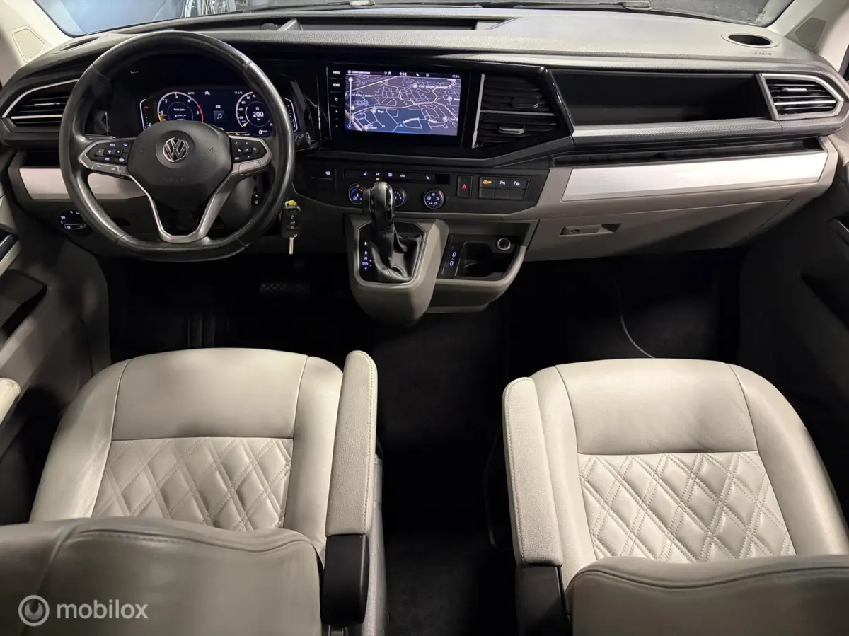 2.0 TDI L2H1 150 PK DUBBEL CABINE Highline BULLI 2x SCHUIFDEUR / AUTOMAAT / L2 / GESTOFFEERDE BAK / VIRTUAL DASH / LEDEREN INTERIEUR / 20'' LMV