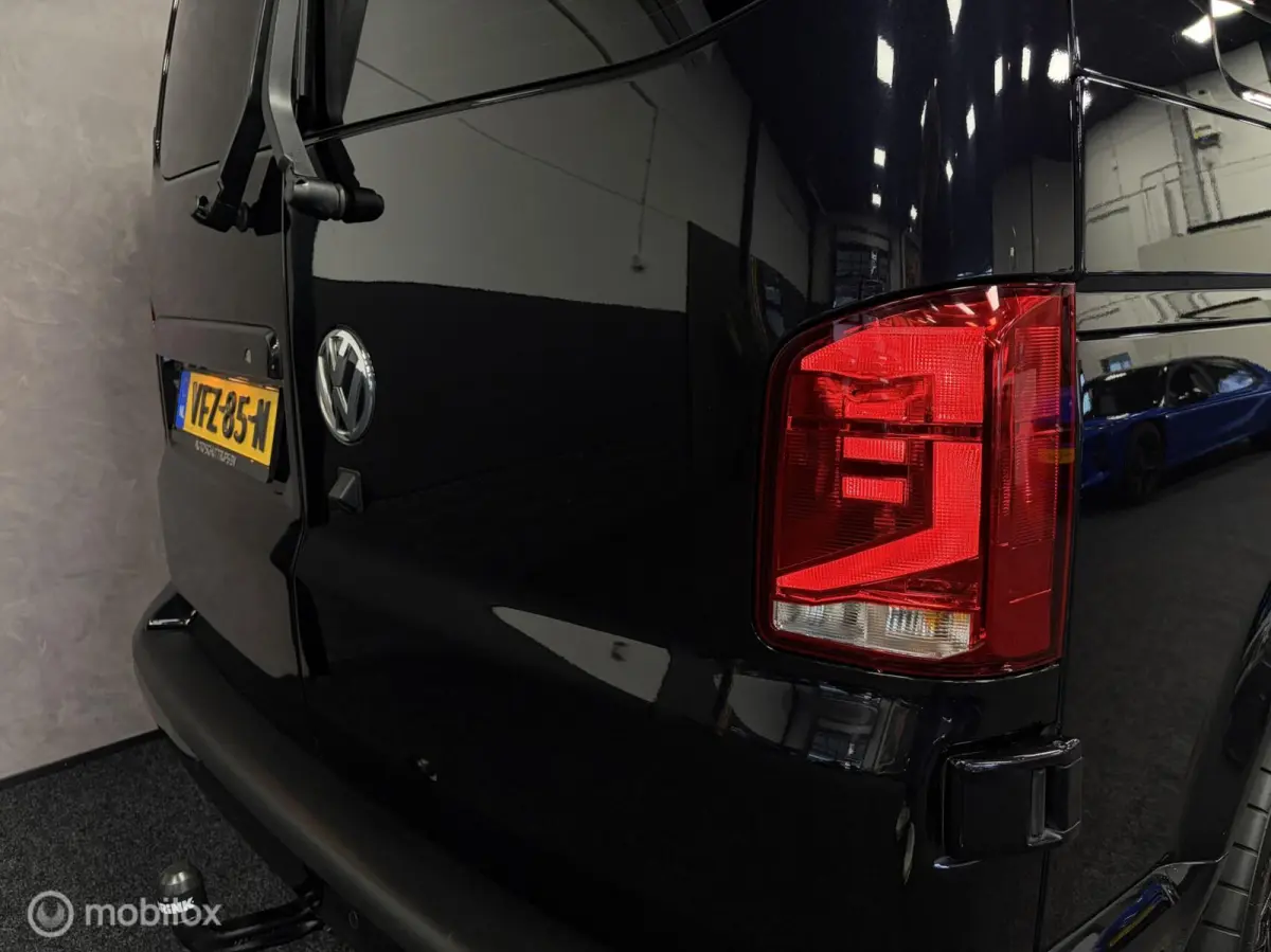 2.0 TDI L2H1 150 PK DUBBEL CABINE Highline BULLI 2x SCHUIFDEUR / AUTOMAAT / L2 / GESTOFFEERDE BAK / VIRTUAL DASH / LEDEREN INTERIEUR / 20'' LMV