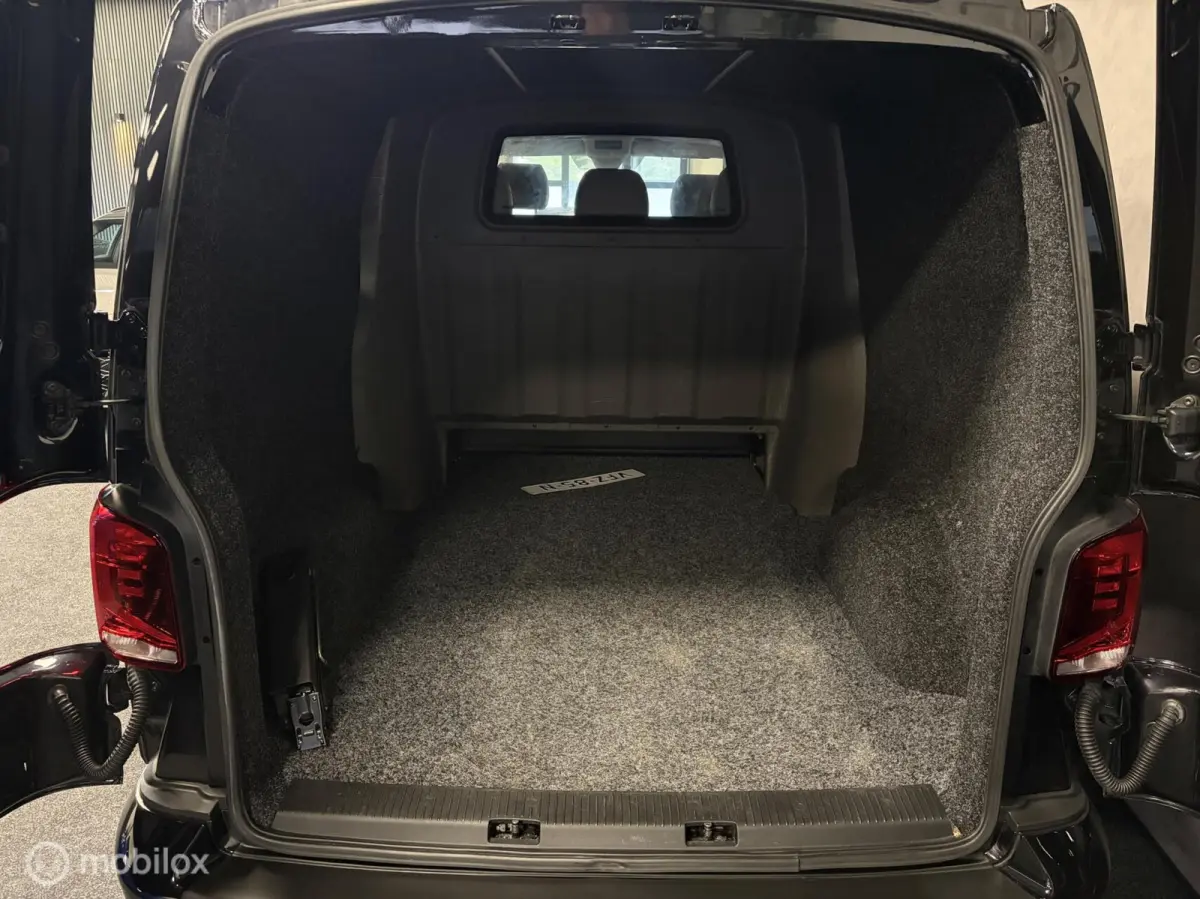 2.0 TDI L2H1 150 PK DUBBEL CABINE Highline BULLI 2x SCHUIFDEUR / AUTOMAAT / L2 / GESTOFFEERDE BAK / VIRTUAL DASH / LEDEREN INTERIEUR / 20'' LMV