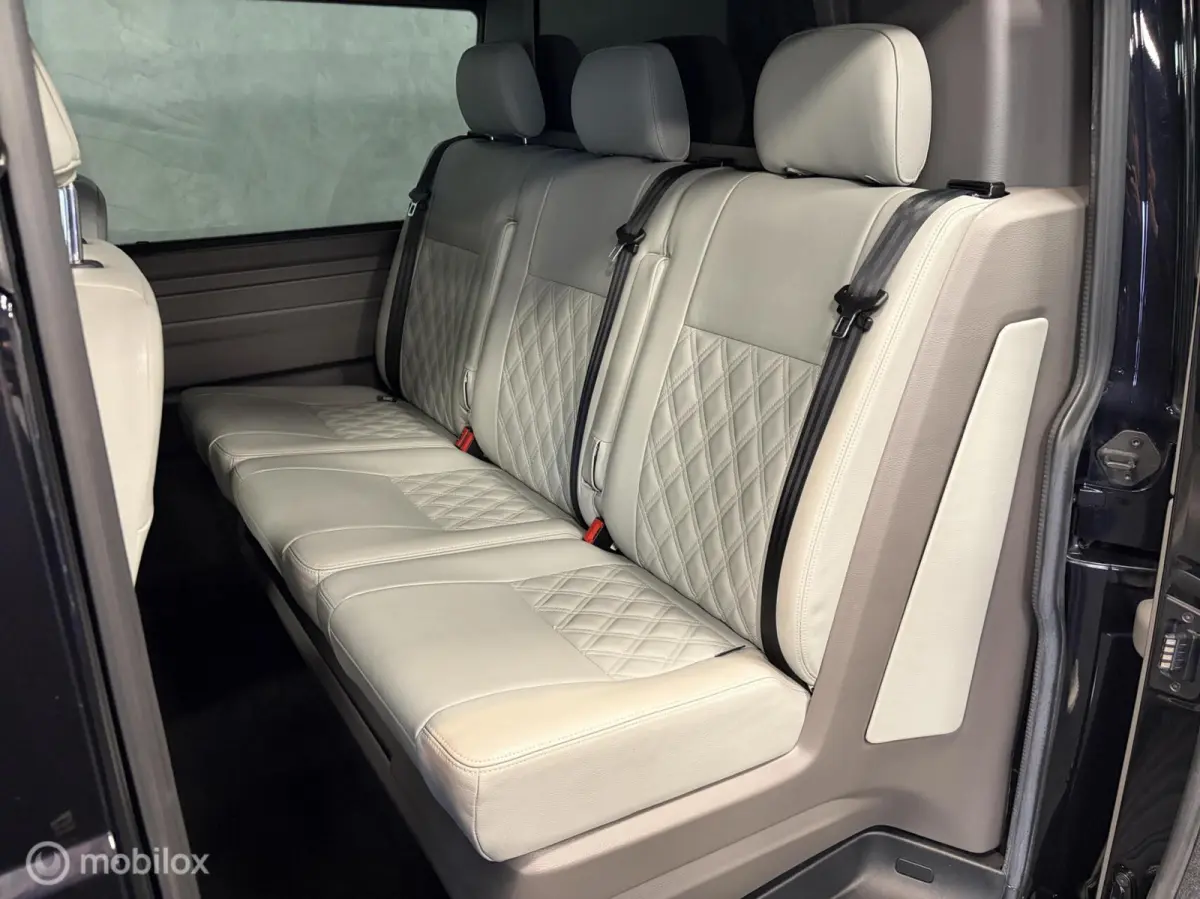 2.0 TDI L2H1 150 PK DUBBEL CABINE Highline BULLI 2x SCHUIFDEUR / AUTOMAAT / L2 / GESTOFFEERDE BAK / VIRTUAL DASH / LEDEREN INTERIEUR / 20'' LMV
