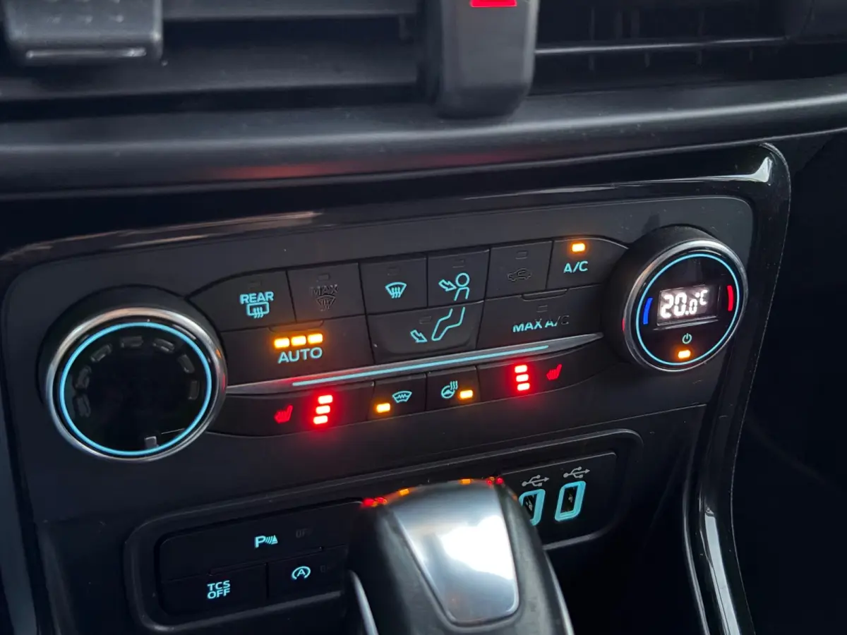 1.0 EcoBoost Titanium,Navigatie,Stoel/Stuurverwaming,Apple Carplay/ Android Auto