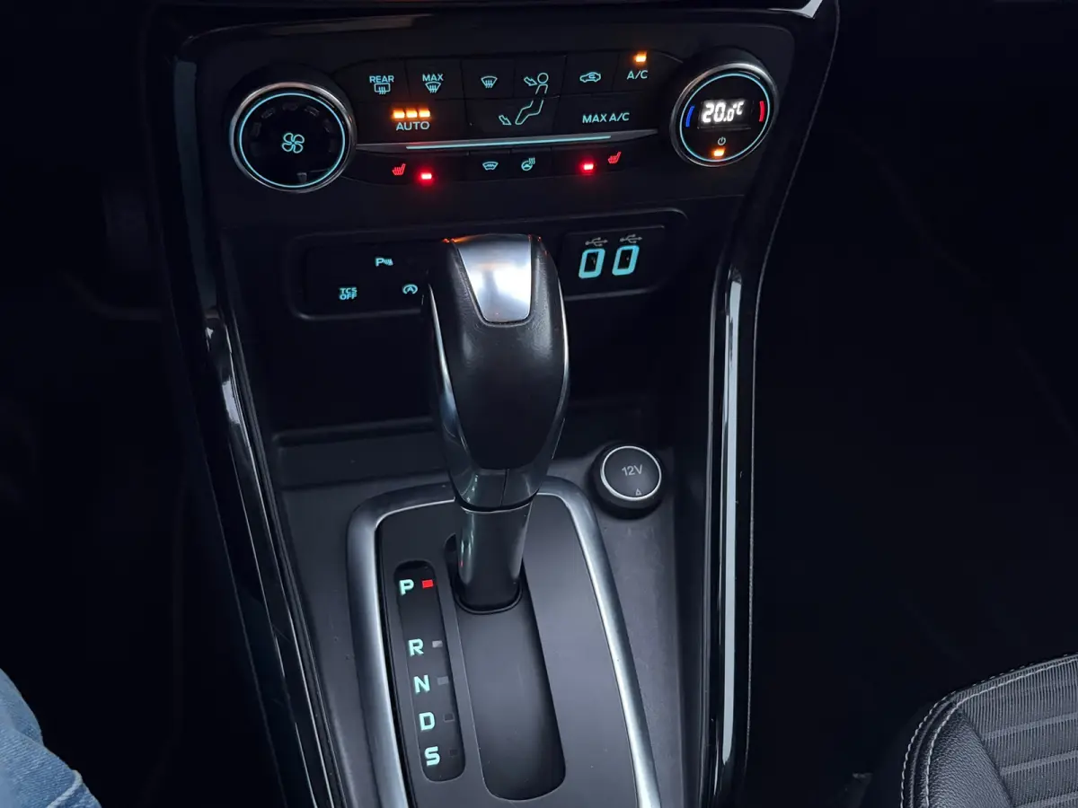 1.0 EcoBoost Titanium,Navigatie,Stoel/Stuurverwaming,Apple Carplay/ Android Auto