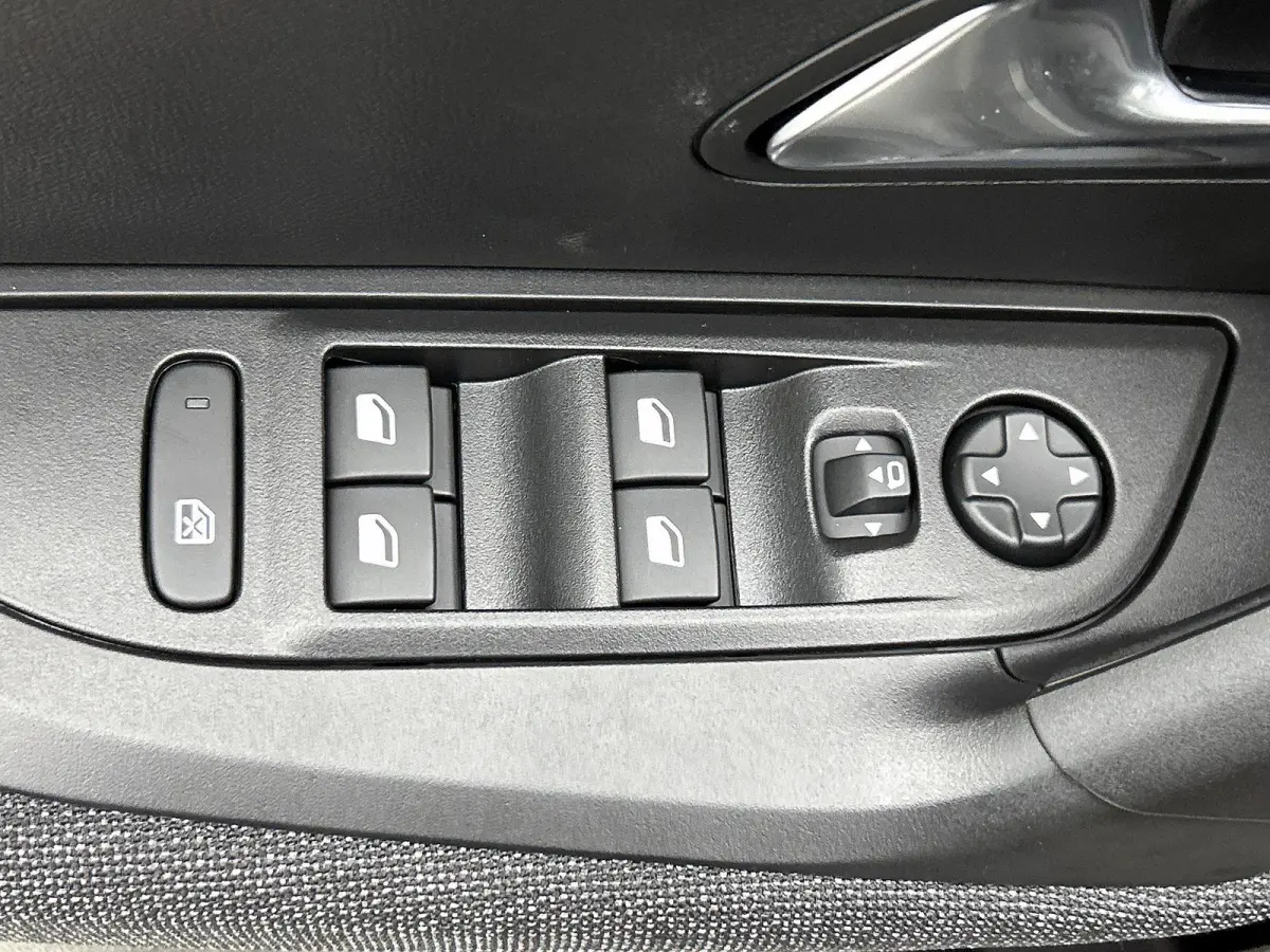 1.2 100pk Business Automaat | VOORRAAD VOORDEEL | Navigatie | Climate Control | Cruise Control | Parkeersensoren | LED | Apple Carplay/Android Auto |