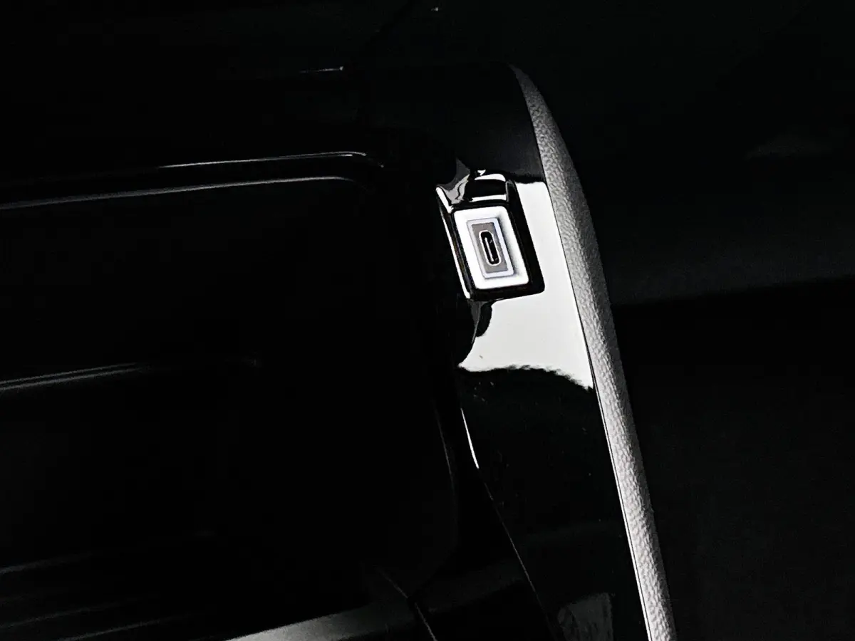 1.2 100pk Business Automaat | VOORRAAD VOORDEEL | Navigatie | Climate Control | Cruise Control | Parkeersensoren | LED | Apple Carplay/Android Auto |