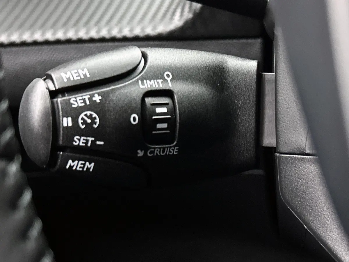 1.2 100pk Business Automaat | VOORRAAD VOORDEEL | Navigatie | Climate Control | Cruise Control | Parkeersensoren | LED | Apple Carplay/Android Auto |