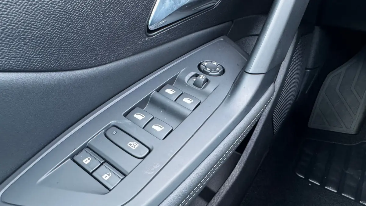 Allure | Elektrische parkeerrem | Extra getinte achterste zijruiten en achterruit | ISOFIX-bevestigingspunten voor drie kinderzitjes. Op de passagiersstoel en de buitenste zitplaatsen van de