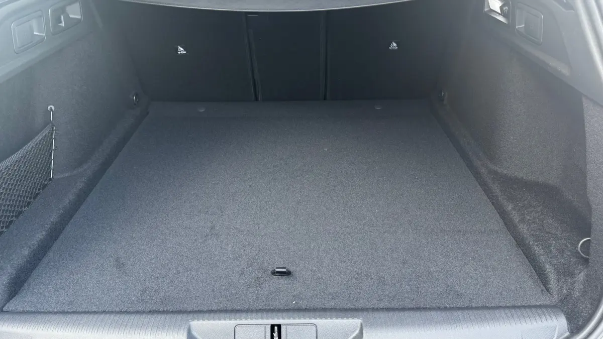 Allure | Elektrische parkeerrem | Extra getinte achterste zijruiten en achterruit | ISOFIX-bevestigingspunten voor drie kinderzitjes. Op de passagiersstoel en de buitenste zitplaatsen van de