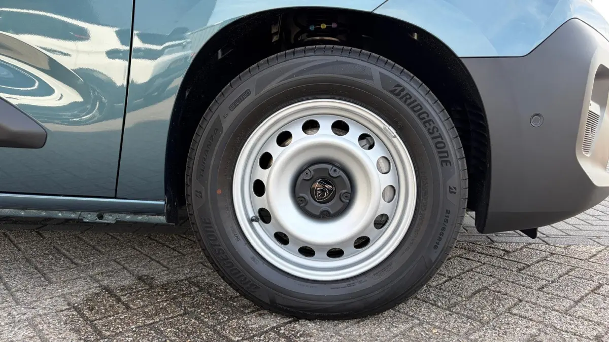 Standaard - Elektrisch | Elektrisch verstelbare en verwarmbare buitenspiegels | Parkeersensoren achter | Verwarmbare voorstoelen