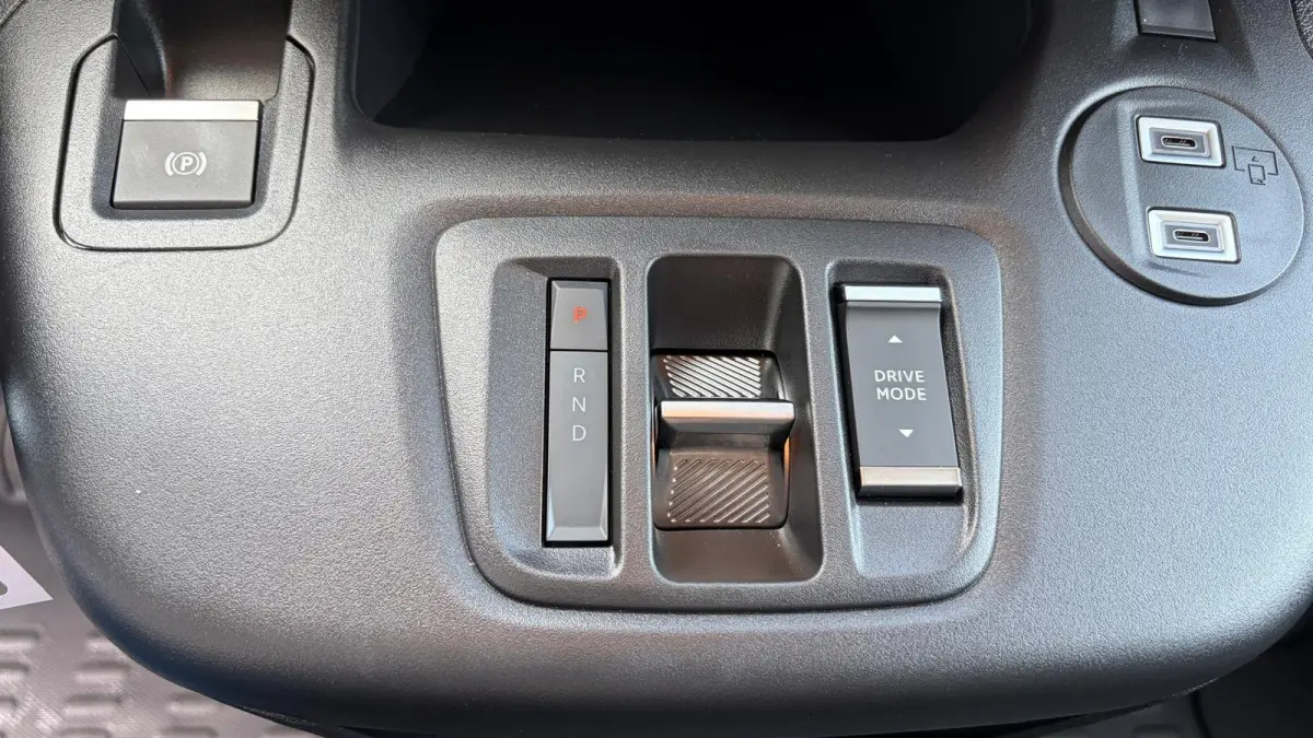 Standaard - Elektrisch | Elektrisch verstelbare en verwarmbare buitenspiegels | Parkeersensoren achter | Verwarmbare voorstoelen