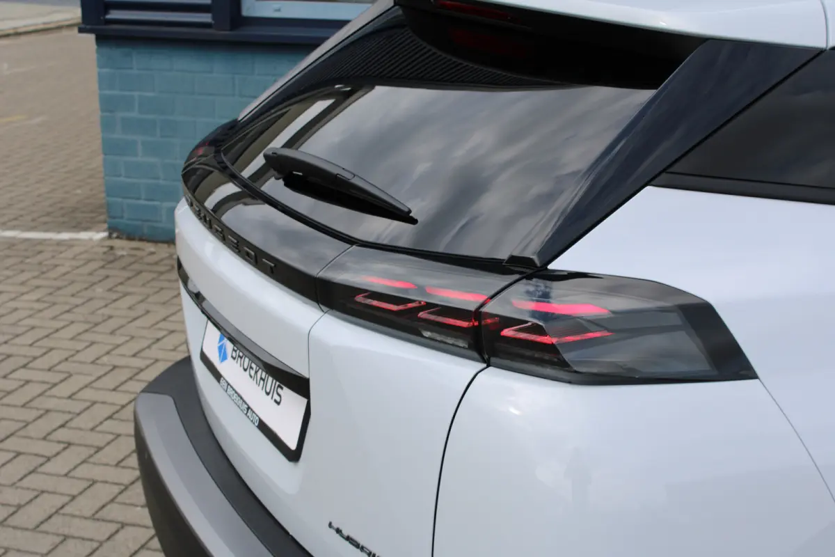 Envy | Active Safety Brake met camera en radar (automatisch noodremsysteem) met Distance Alert (waarschuwing dreigende aanrijding) | Advanced Active Safety Brake met camera en radar | Climat