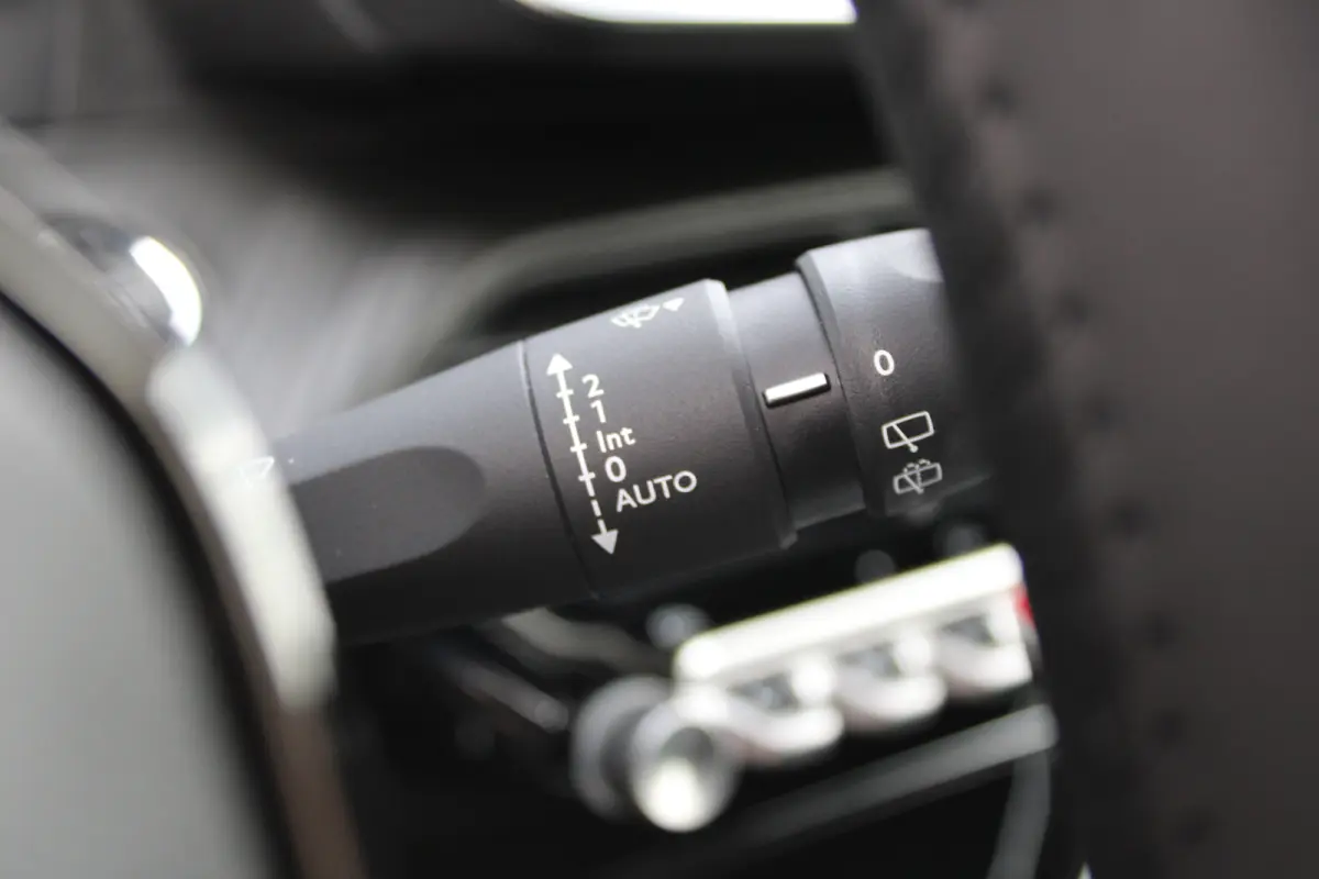 Envy | Active Safety Brake met camera en radar (automatisch noodremsysteem) met Distance Alert (waarschuwing dreigende aanrijding) | Advanced Active Safety Brake met camera en radar | Climat