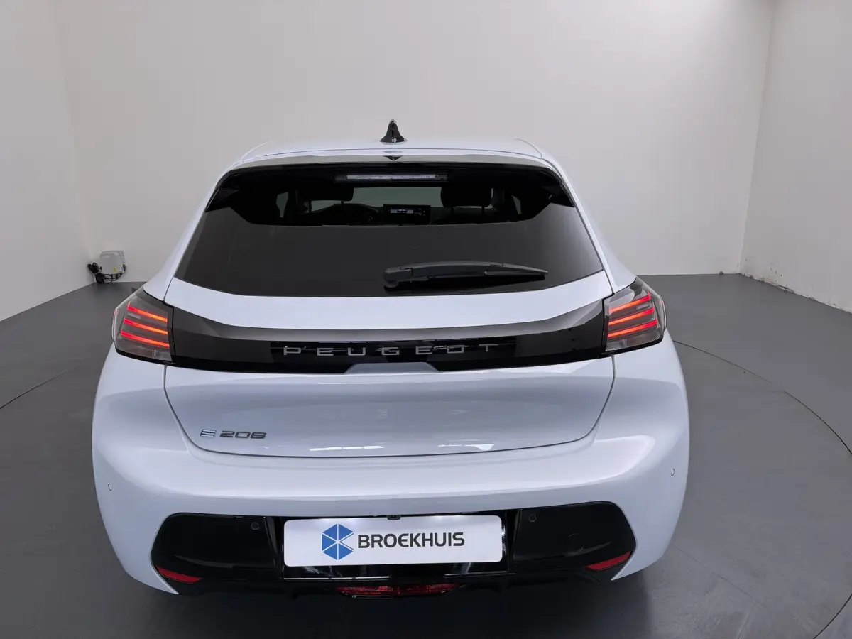 | €5000 Voorraad Voordeel | Business | 10" HD-touchscreen met PEUGEOT i-Connect® Advanced Navigatie | Elektrische parkeerrem | Extra getinte achterste zijruiten en achterruit