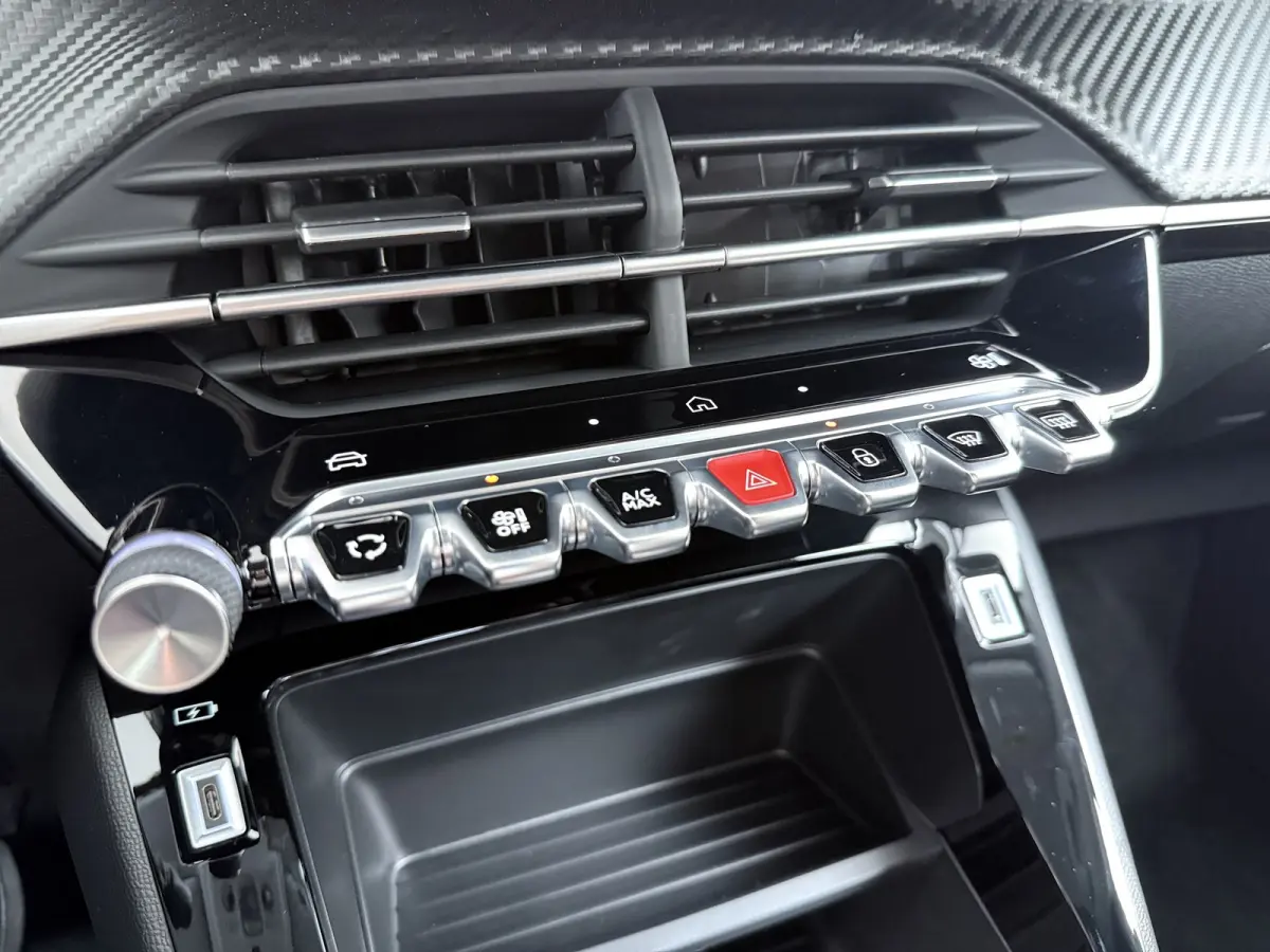| €5000 Voorraad Voordeel | Business | 10" HD-touchscreen met PEUGEOT i-Connect® Advanced Navigatie | Elektrische parkeerrem | Extra getinte achterste zijruiten en achterruit