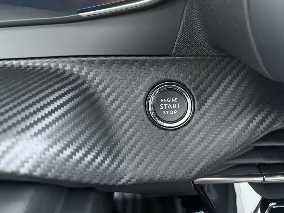 | €5000 Voorraad Voordeel | Business | 10" HD-touchscreen met PEUGEOT i-Connect® Advanced Navigatie | Elektrische parkeerrem | Extra getinte achterste zijruiten en achterruit