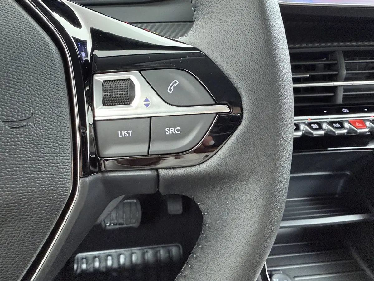 | €5000 Voorraad Voordeel | Business | 10" HD-touchscreen met PEUGEOT i-Connect® Advanced Navigatie | Elektrische parkeerrem | Extra getinte achterste zijruiten en achterruit
