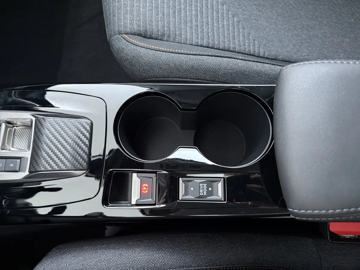 | €5000 Voorraad Voordeel | Business | 10" HD-touchscreen met PEUGEOT i-Connect® Advanced Navigatie | Elektrische parkeerrem | Extra getinte achterste zijruiten en achterruit