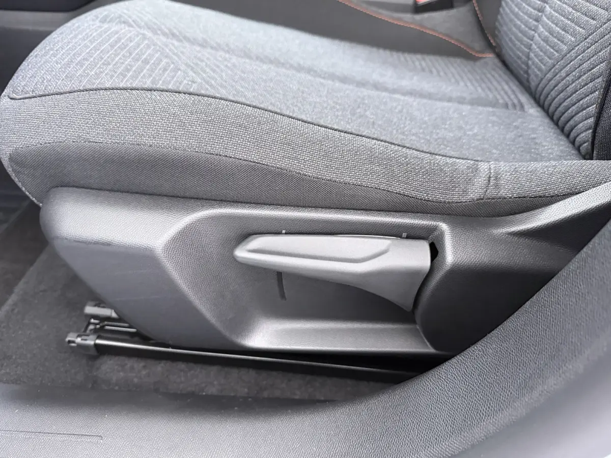 | €5000 Voorraad Voordeel | Business | 10" HD-touchscreen met PEUGEOT i-Connect® Advanced Navigatie | Elektrische parkeerrem | Extra getinte achterste zijruiten en achterruit