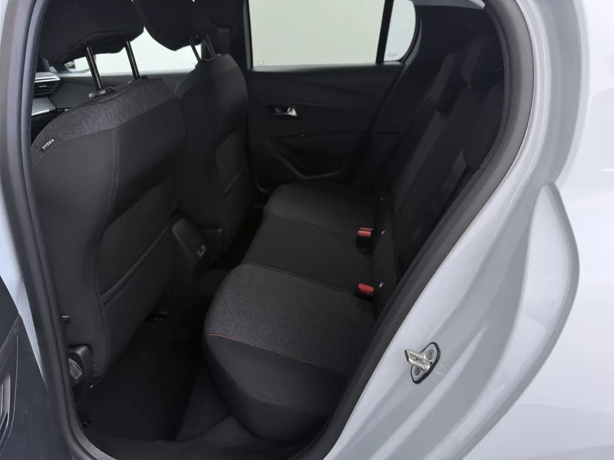 | €5000 Voorraad Voordeel | Business | 10" HD-touchscreen met PEUGEOT i-Connect® Advanced Navigatie | Elektrische parkeerrem | Extra getinte achterste zijruiten en achterruit