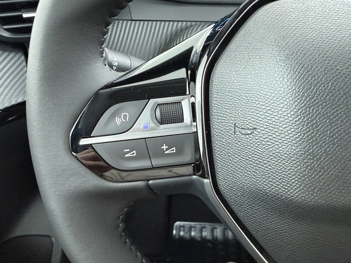 | €5000 Voorraad Voordeel | Business | 10" HD-touchscreen met PEUGEOT i-Connect® Advanced Navigatie | Elektrische parkeerrem | Extra getinte achterste zijruiten en achterruit
