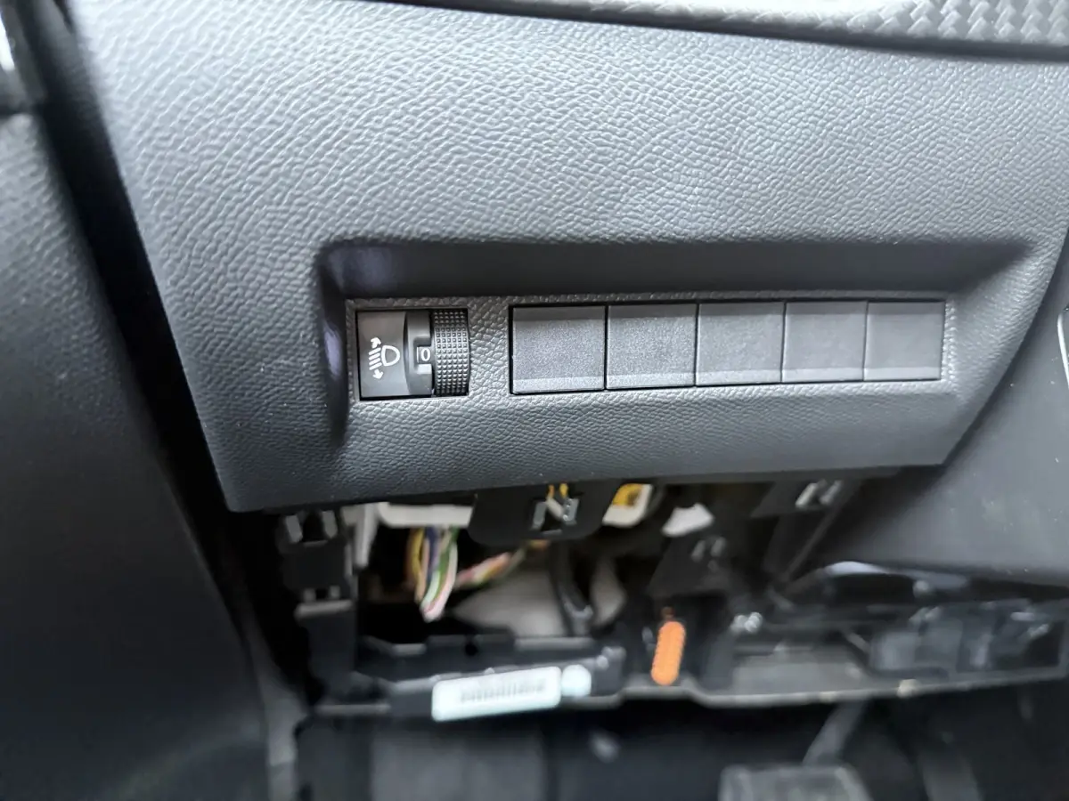 | €5000 Voorraad Voordeel | Business | 10" HD-touchscreen met PEUGEOT i-Connect® Advanced Navigatie | Elektrische parkeerrem | Extra getinte achterste zijruiten en achterruit